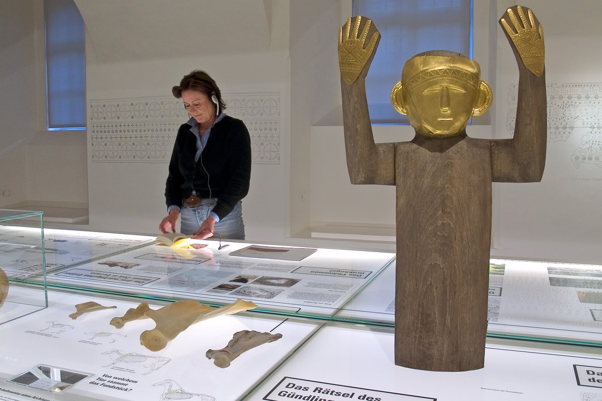 Bronzezeitliche Fürstengräber, Schloß Eggenberg