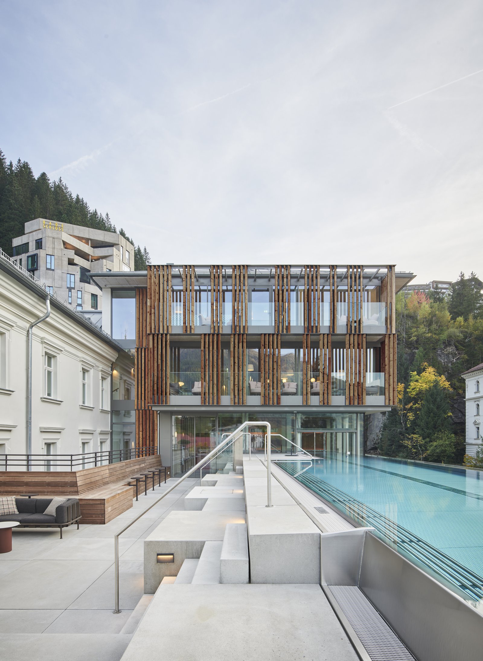 Über dem ursprünglichen Thermal-Bädertrakt wurde eine neue Pool-Landschaft errichtet, mit Blick über Bad Gastein, in dem man gleichsam „in die Landschaft hinausschwimmen“ kann – mit dem Rauschen des neben gelegenen Wasserfall als Untermalung.