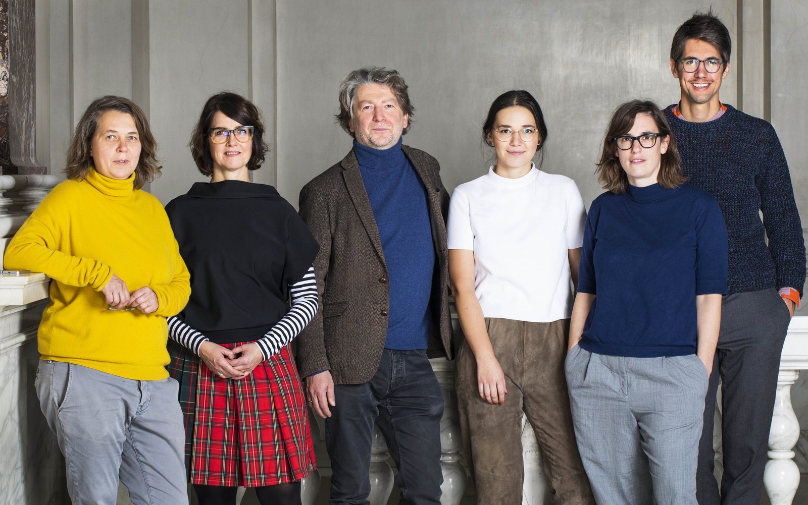Gruppenbild im Prunkstiegenhaus: Anke Stern, Johann Moser und Magdalena Geppl (Mitte) von BWM Architekten mit Sanja Utech (ganz li.), Irina Koerdt und Emanuel Gollob (beide re.)