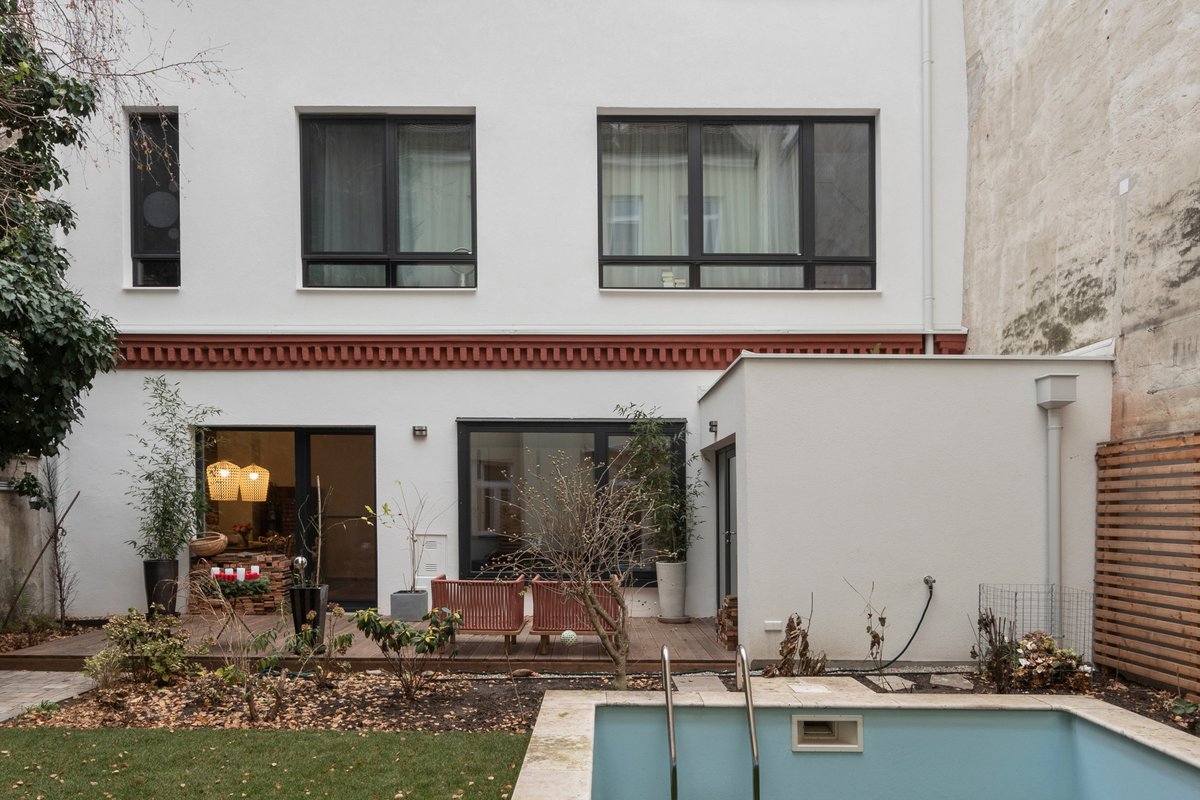 Courtyard building