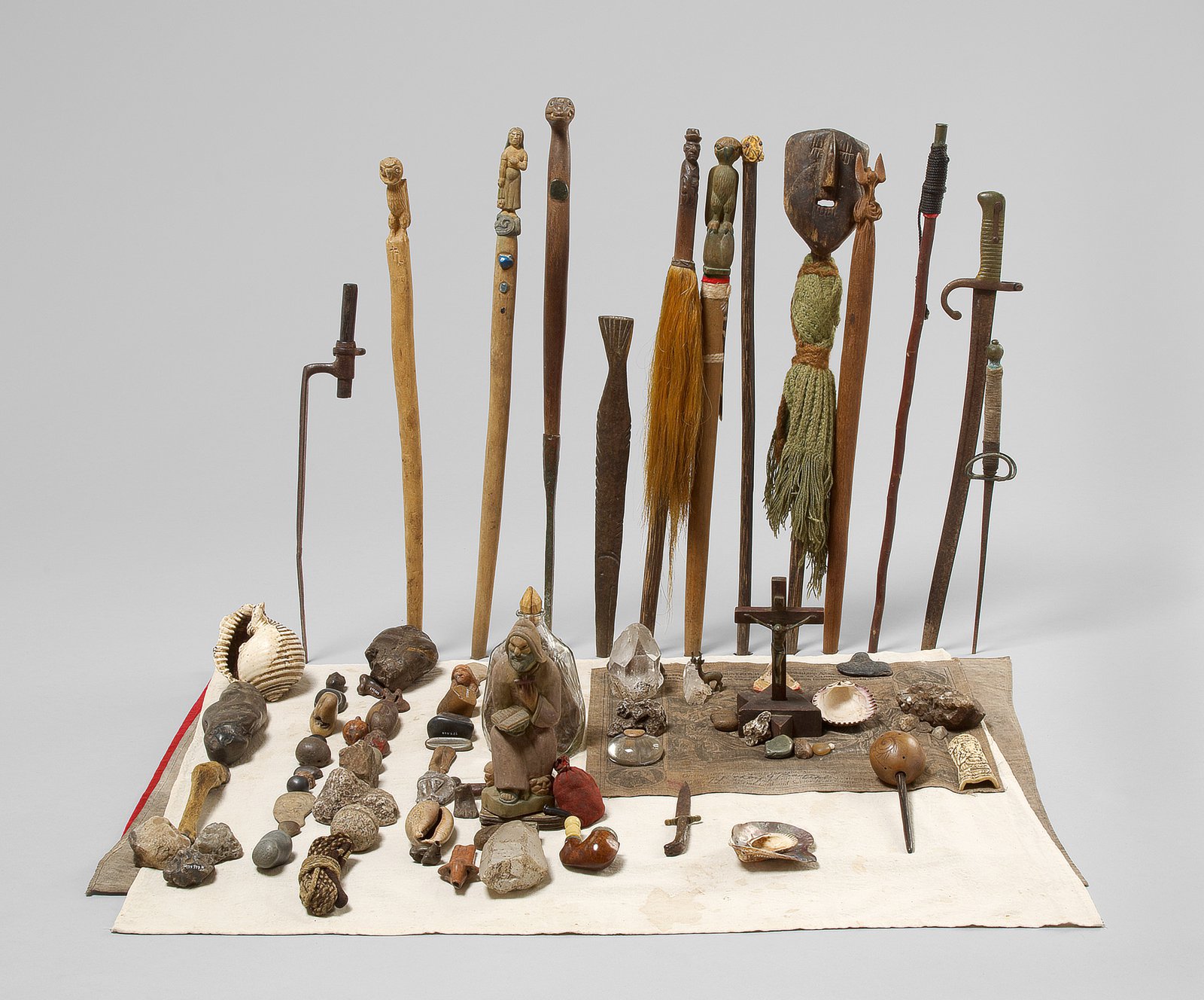 Schamanenaltar mit KofferEduardo Calderon (1930-1996)Peru, vor 1999Weltmuseum Wien© KHM-Museumsverband