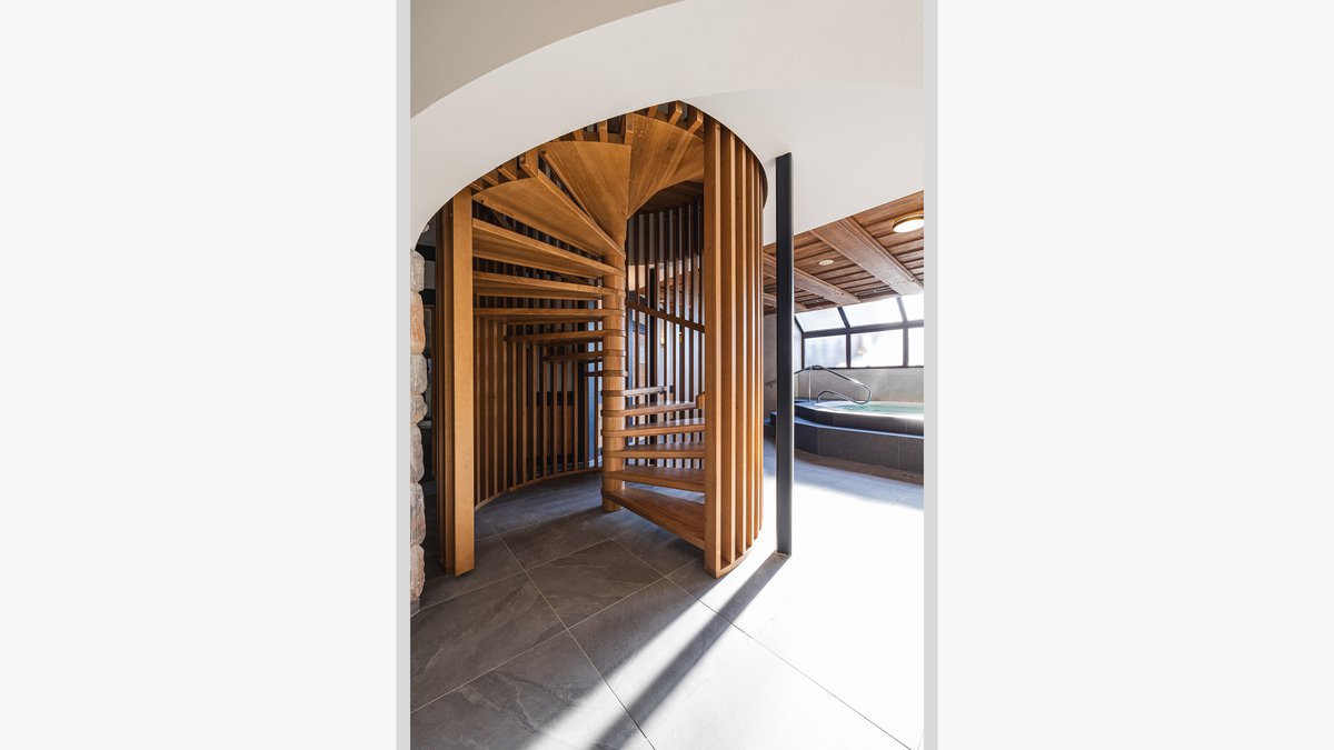 Neue Post – Upside Down Town Hotel