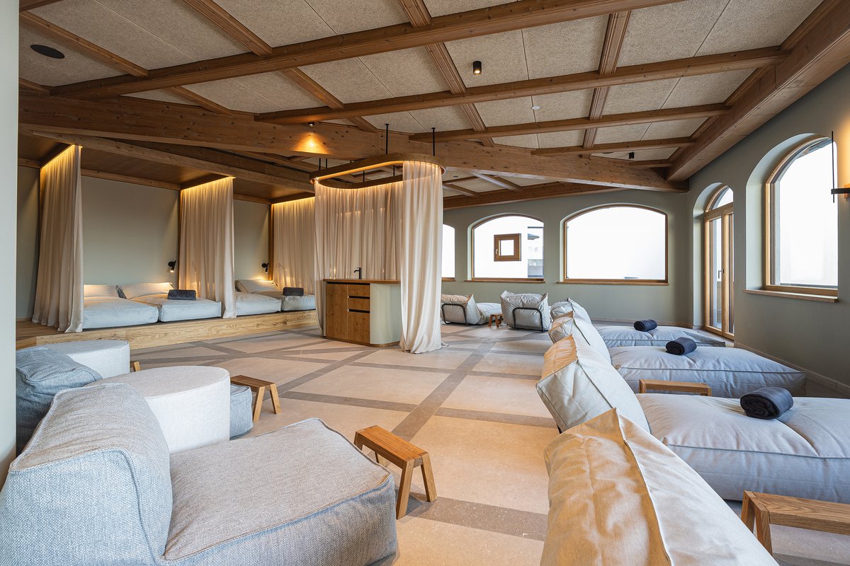 Neue Post – Upside Down Town Hotel