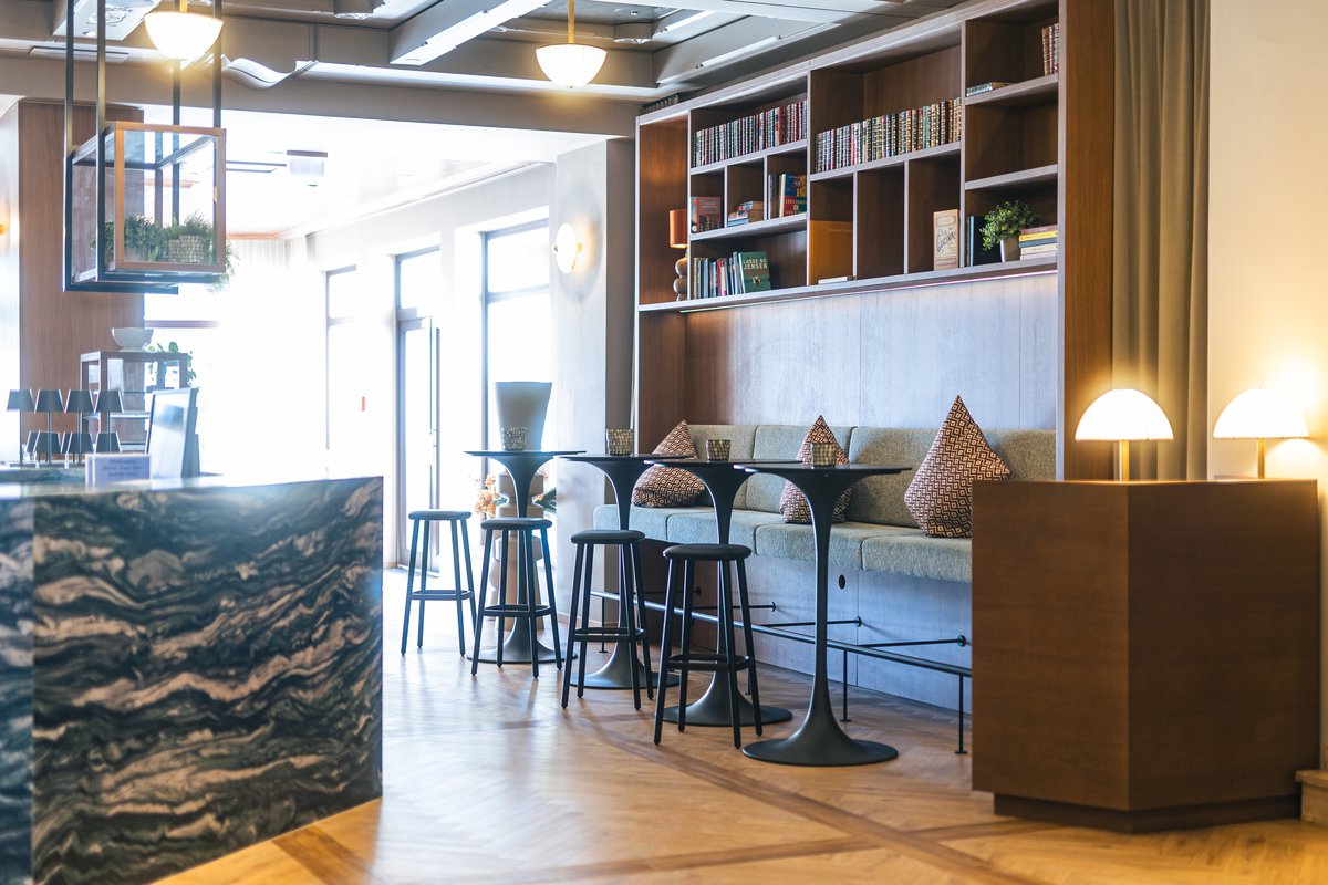 Neue Post – Upside Down Town Hotel