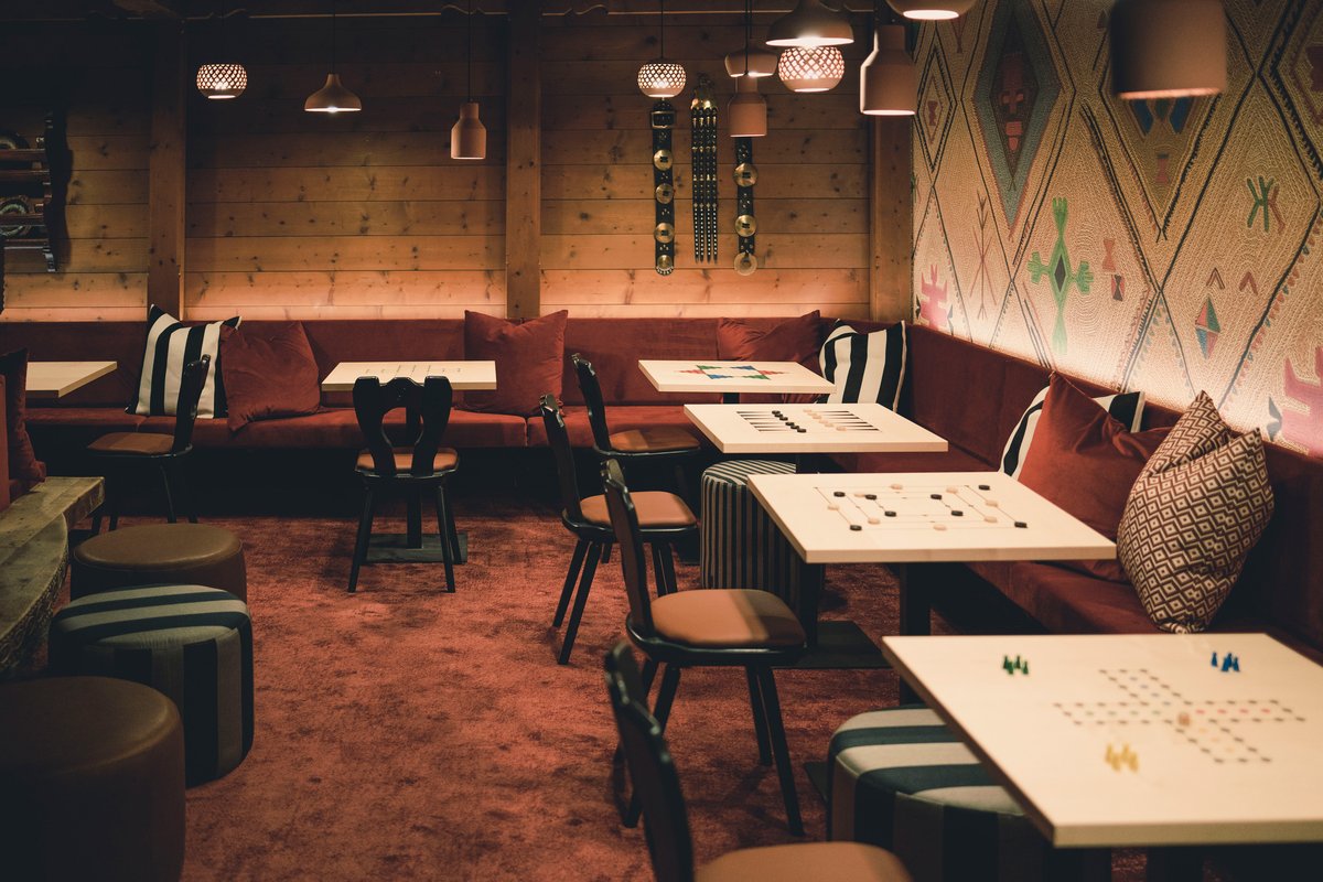 Neue Post – Upside Down Town Hotel