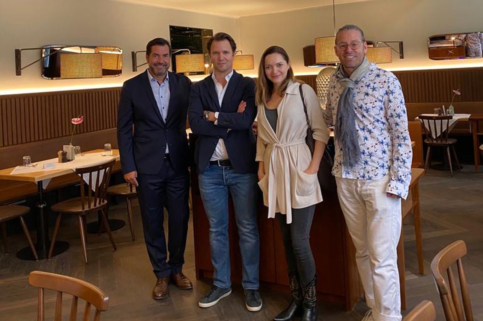 Das Team bei der Eröffnung in der Bäckerstraße: BWM Designers & Architects Erich Bernard und Kristina Tomaselli (beide r.) mit Thomas Figlmüller (Mitte) und Figlmüller-Geschäftsführer Harald Prochazka (l.)